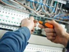 31776968-le-mani-di-un-elettricista-con-cacciavite-stringere-apparecchiature-di-commutazione-attuatore-elettr